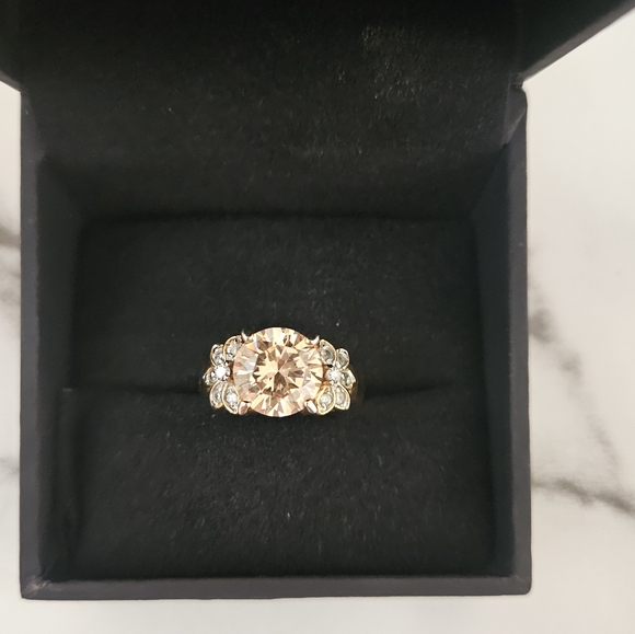 Jewelry - Yellow Gold Tone Fashion Ring w/Yellow Stone & Clear Rhinestone Details (Size 7)